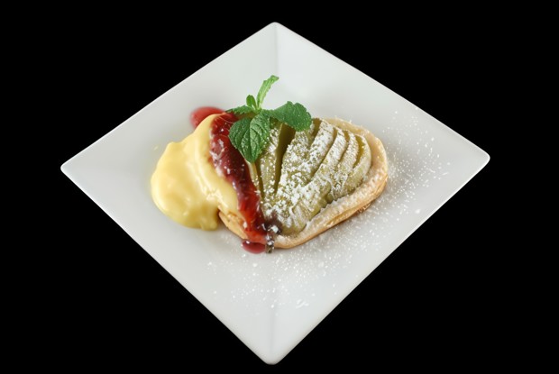 Груши в кампари с малиновым соусом и кремом из маскарпоне