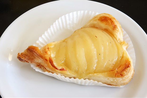 Груши в слоеном тесте с корицей