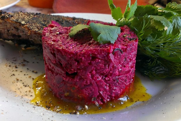 Грузинский салат из отварной свеклы с грецкими орехами и специями (Пхали из свеклы)