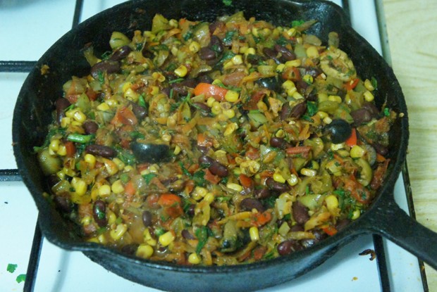 Грузинско-мексиканское овощное рагу с фасолью и кукурузой