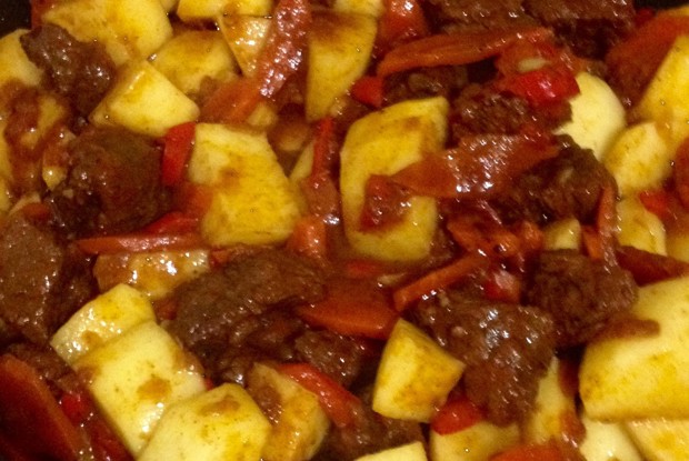 Гуляш из говядины с картофелем