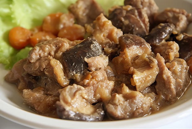 Гуляш с мясом и грибами