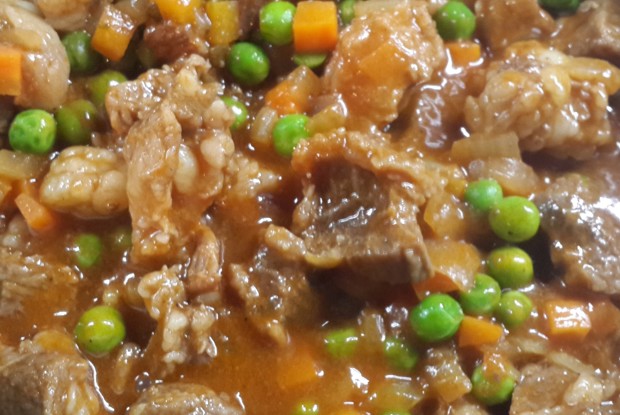 Гуляш из индейки с зеленым горошком