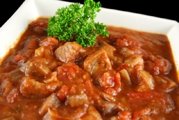 Гуляш из свинины с морковью и луком