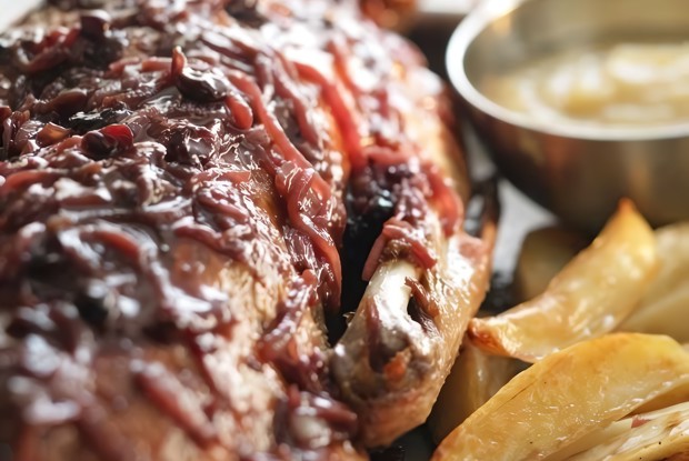 Гусь с соусом из портвейна и яблочным пюре