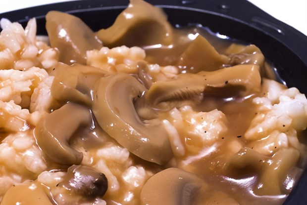 Густой грибной соус с красным вином и чесноком