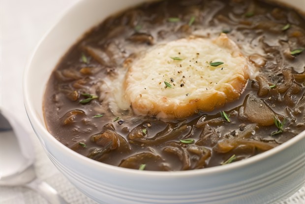 Густой луковый суп с сырными булочками