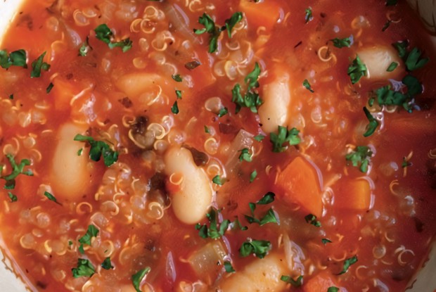 Густой суп из киноа и белой фасоли