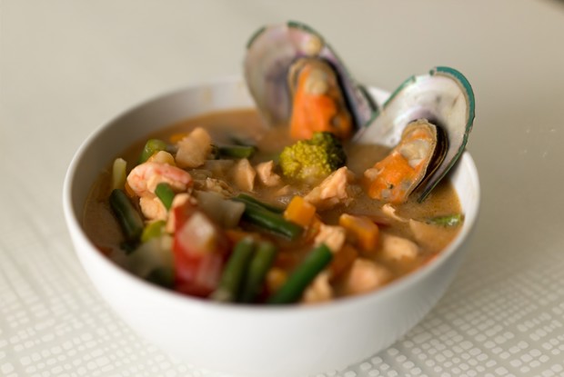 Густой томатный суп с лососем, тигровыми креветками и мидиями