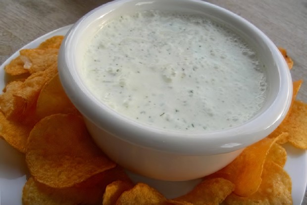 Густой соус с йогуртом и чесноком