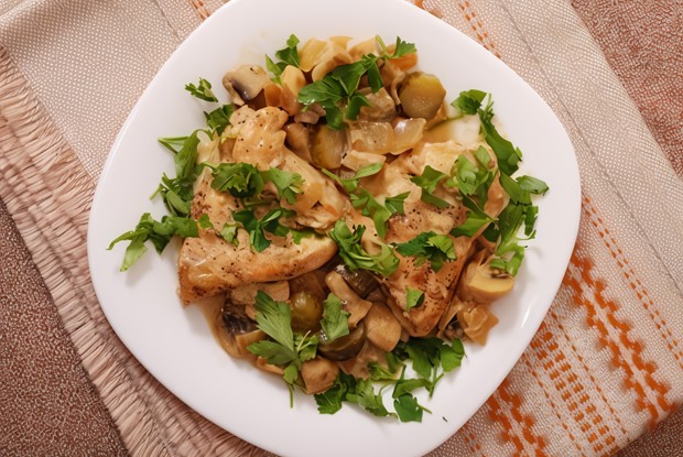 Гужоны из копченой курицы с чесночным айоли