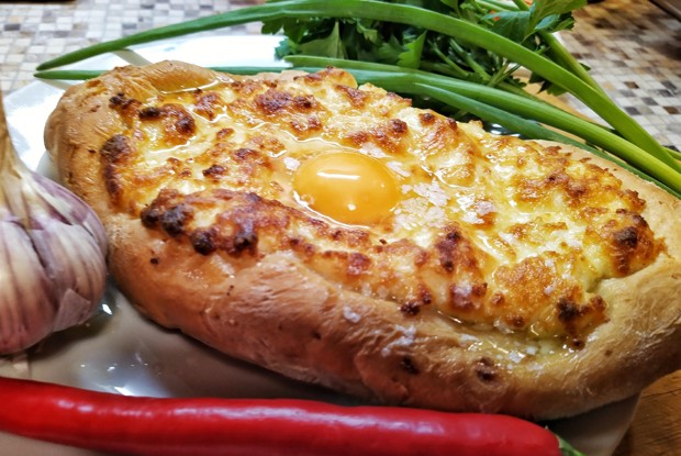 Хачапури а-ля по-аджарски с адыгейским сыром и моцареллой