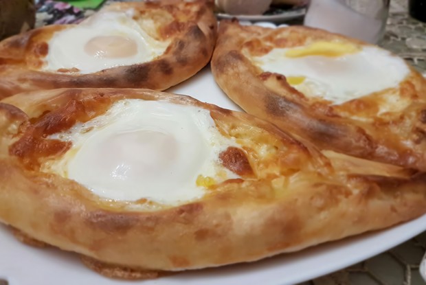 Хачапури по-аджарски с брынзой