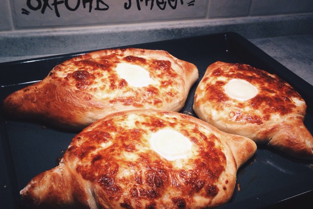 Хачапури по-аджарски с сыром сулугуни и яйцом