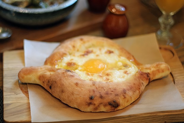 Хачапури по-аджарски с сулугуни и моцареллой