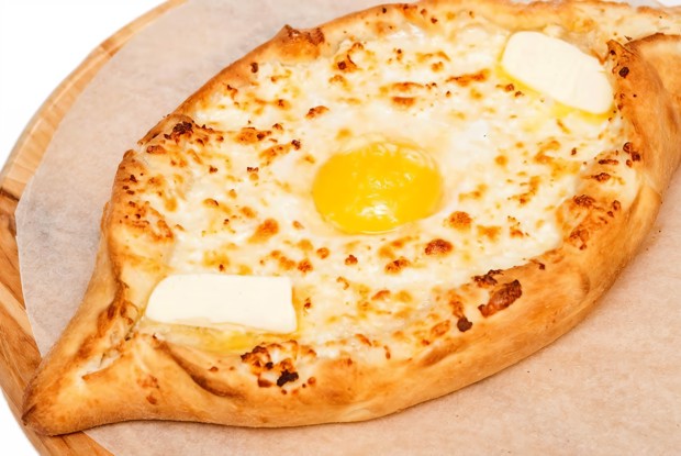 Хачапури по-аджарски с сулугуни