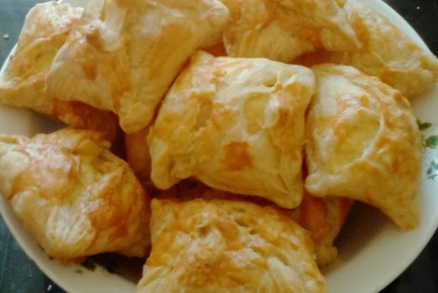 Хачапури с сыром сулугуни и яйцом