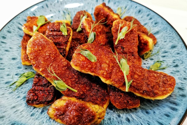 Халуми с карри на сковороде