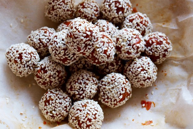 Халва из моркови с молоком, миндалем, кунжутом, кардамоном и имбирем (Gajjar Halwa)