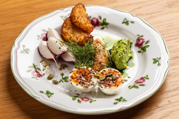 Хашбраун с риетом из форели и яйцом