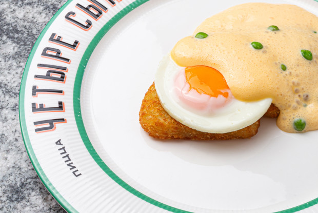 Хашбраун с яйцом и сырным муссом