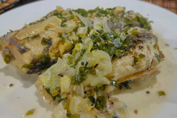 Хек с луком в молоке