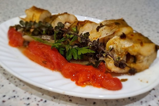 Хек с овощами и зеленью в духовке