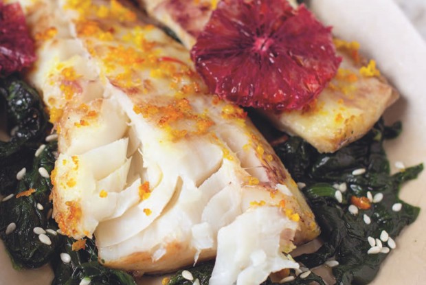 Хек со шпинатом и красным апельсином