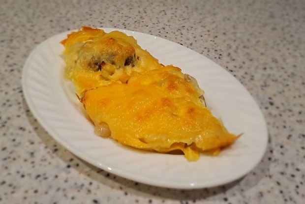 Хек со сметаной и сыром в духовке