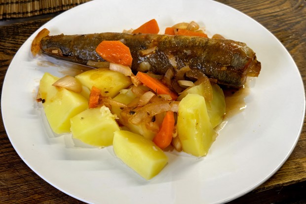 Хек запеченный в томатном соусе с луком и морковью