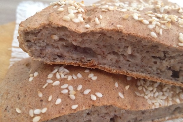 Хлеб из гречневой муки с кунжутом