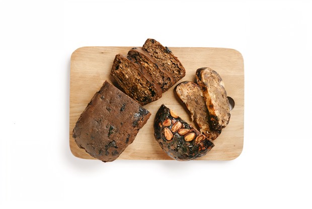 Хлеб из ореховой муки с сухофруктами