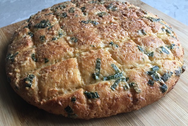 Хлеб с чесноком и луком