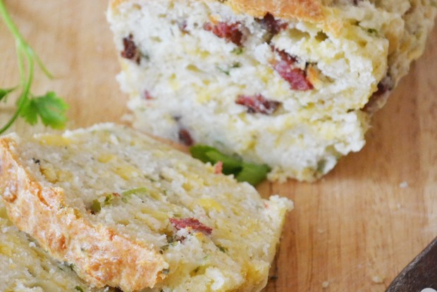 Хлеб с копченым беконом и сыром чеддер