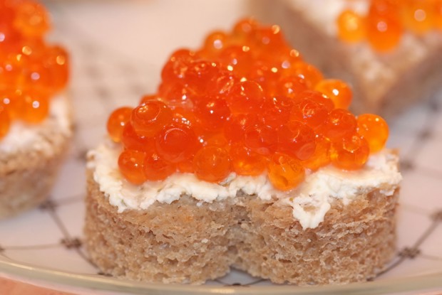 Хлеб с мягким сыром и красной икрой