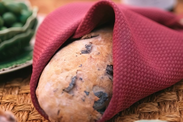 Хлеб с панчеттой, оливками и маслинами