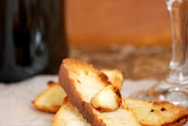 Хлеб с печеным чесноком