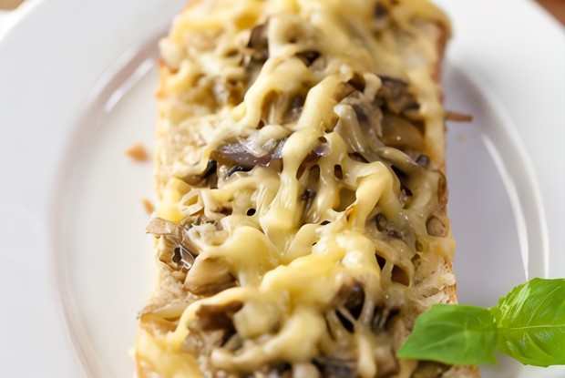 Хлеб с сыром, маслинами и оливками