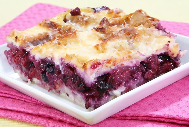 Хлебная шарлотка с черной смородиной