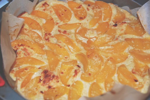 Хлебная шарлотка с персиками