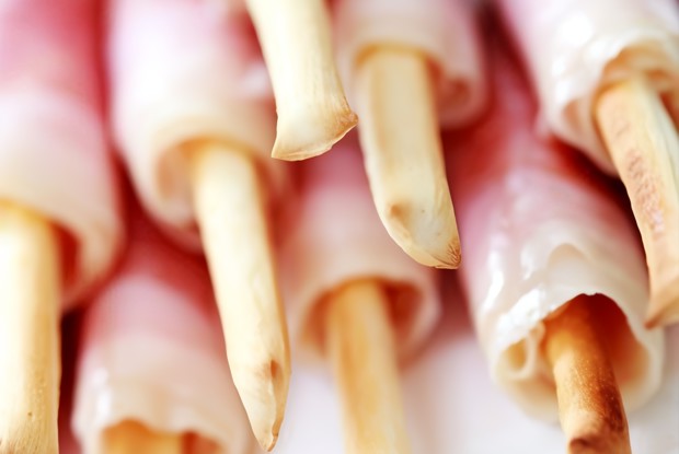 Хлебные палочки в ветчине