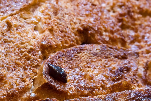 Хлебный пудинг с горьким шоколадом, перцем и корицей