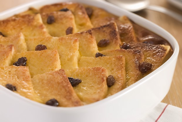 Хлебный пудинг с изюмом и корицей