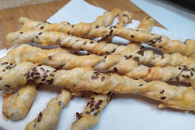 Хлебные палочки с сыром и семенами льна