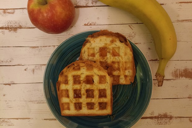 Простой горячий бутерброд в вафельнице