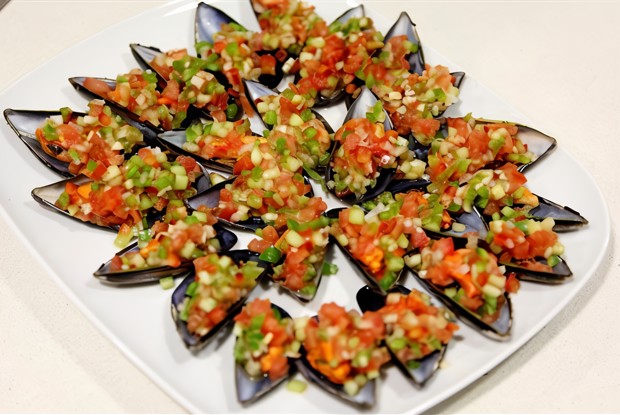 Холодные мидии под овощной шубой