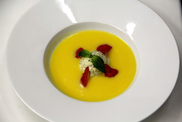 Холодный ананасово-кокосовый суп с мороженным из базилика