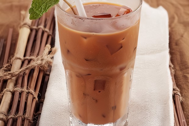 Холодный чай с молоком и мятой