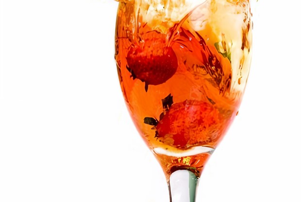 Холодный пунш с имбирным элем, гренадином и клубникой