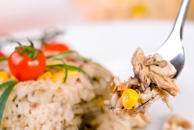 Холодный рис с тунцом и майонезом